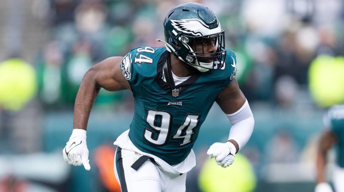 Eagles defensive end Josh Sweat rushes the passer in a game.